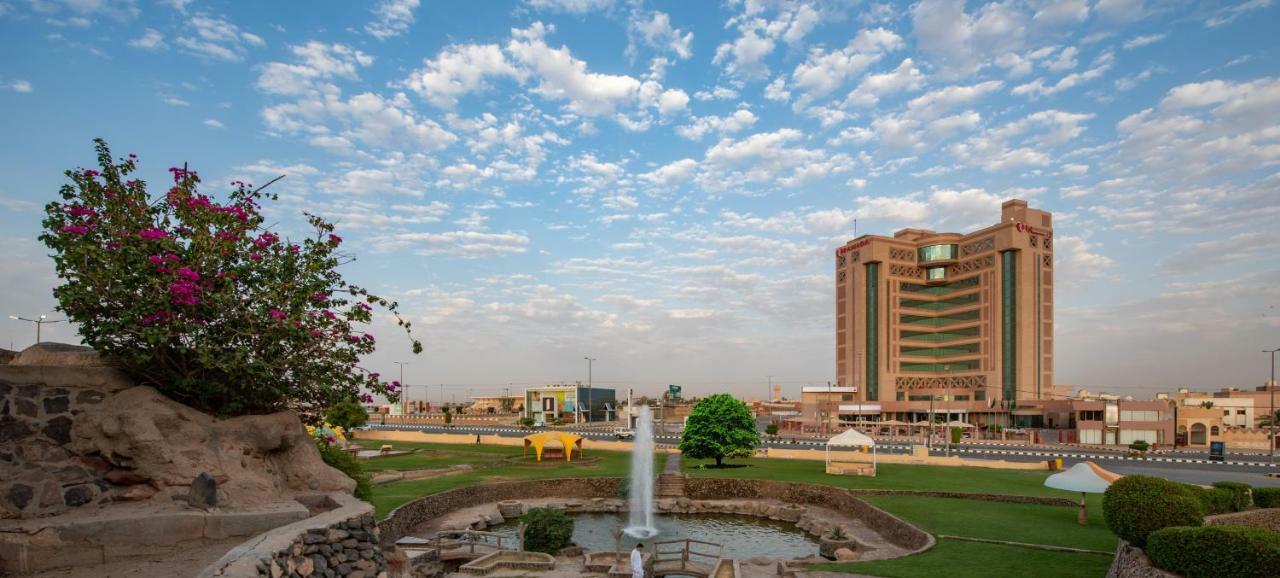 Ramada Hotel & Suites By Wyndham Al Qassim Al Bukayriah Exterior foto Fountain at the University of Hail
