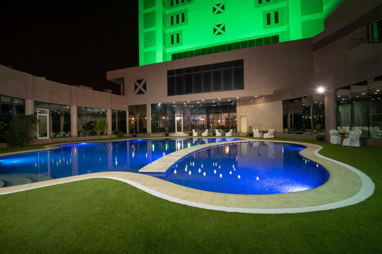 Ramada Hotel & Suites By Wyndham Al Qassim Al Bukayriah Exterior foto The pool at the hotel