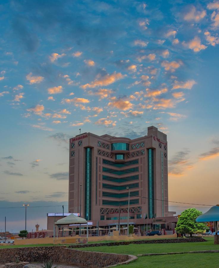 Ramada Hotel & Suites By Wyndham Al Qassim Al Bukayriah Exterior foto The hotel at sunset